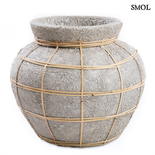 BELLY VASE, szürke terrakotta váza rattannal, ⌀29 cm - smol.hu - fehér háttérrel