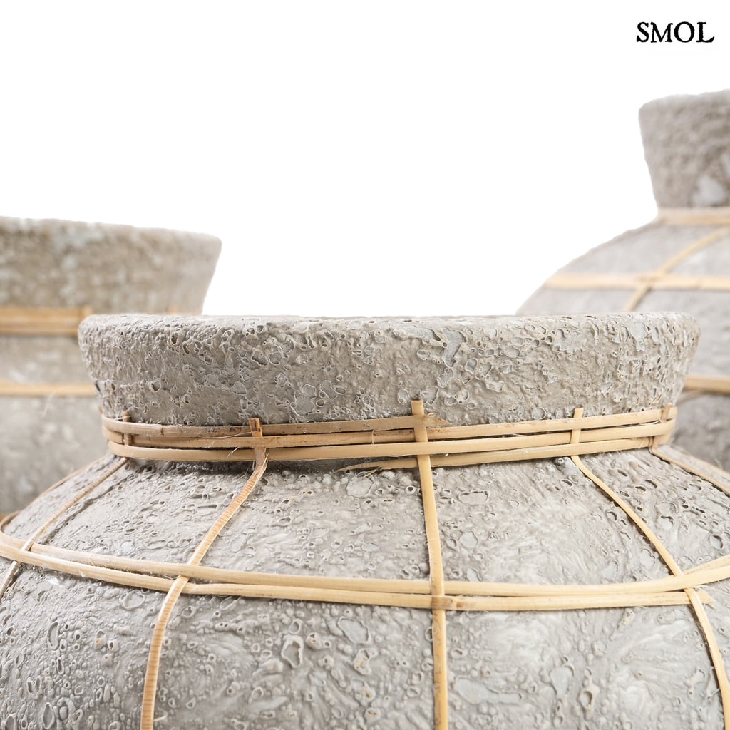 BELLY VASE, szürke terrakotta váza rattannal, ⌀29 cm - smol.hu - rattan díszítés közelről