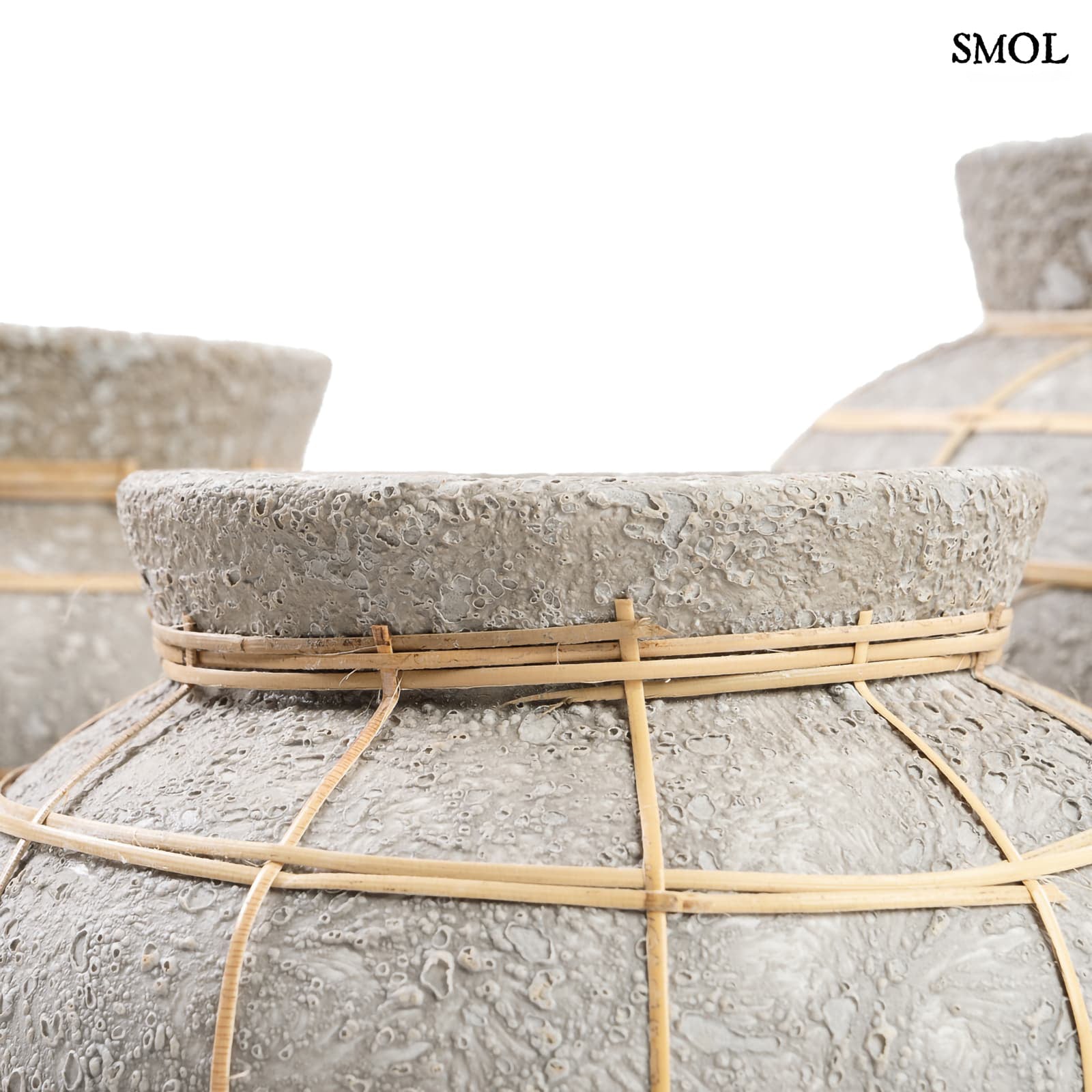 BELLY VASE, szürke terrakotta váza rattannal, ⌀29 cm - smol.hu - rattan díszítés közelről