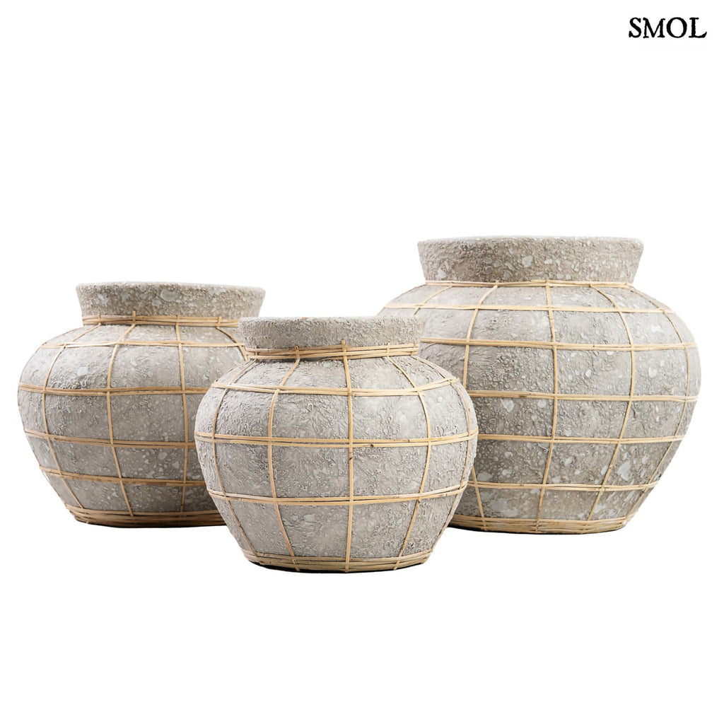 BELLY VASE, szürke terrakotta váza rattannal, ⌀29 cm - smol.hu - három méretben, oldalról