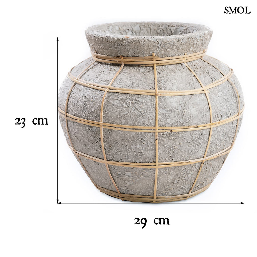 BELLY VASE, szürke terrakotta váza rattannal, ⌀29 cm - smol.hu - méretekkel