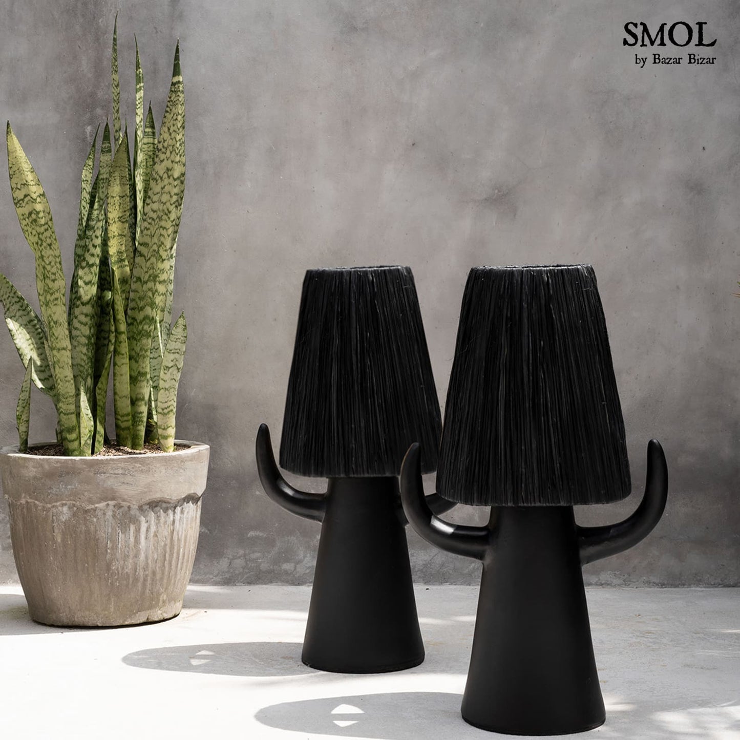 smol.hu- BILLY, fekete asztali lámpa, 60 cm 2 lámpa egymás mellett, növénnyel