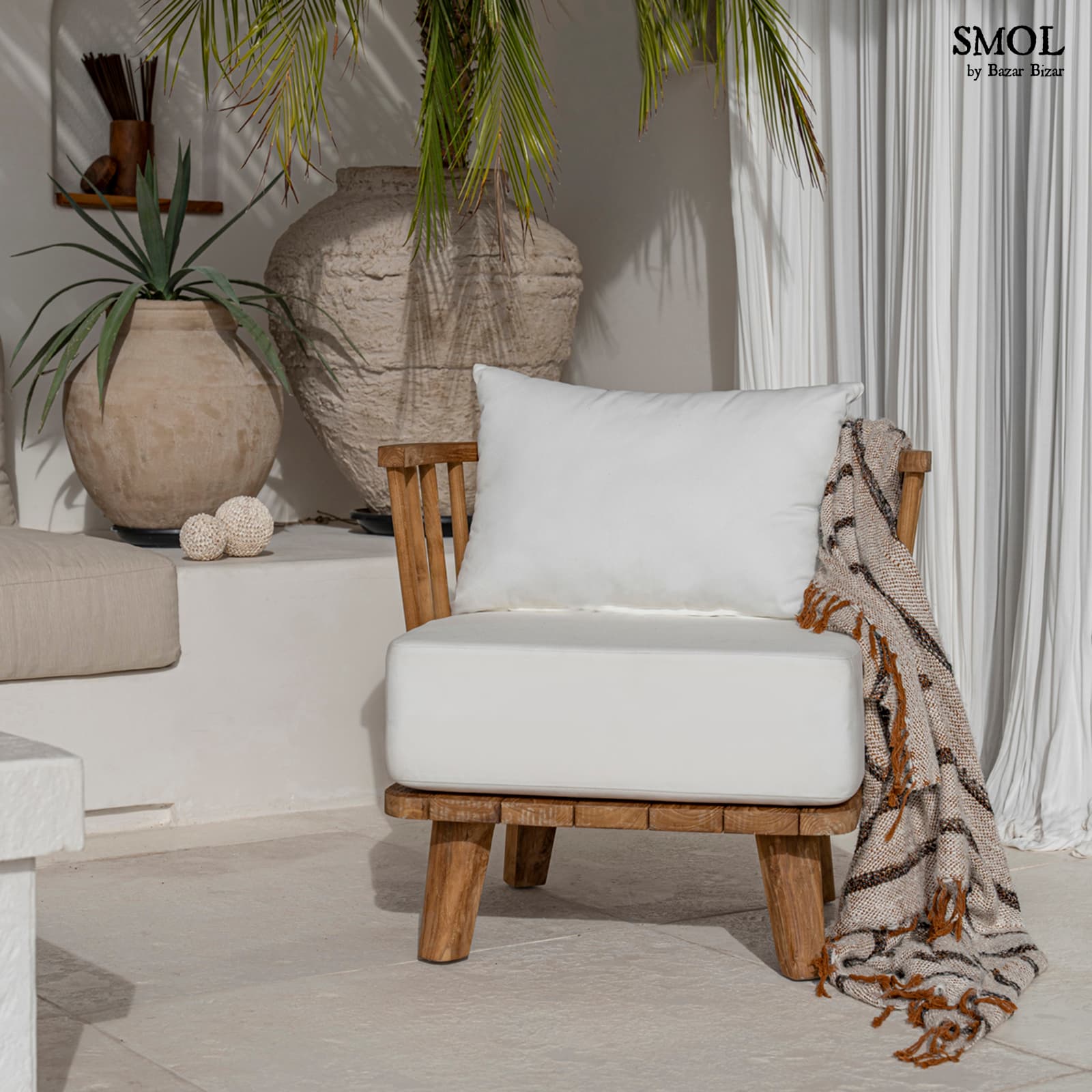 smol.hu - BOMA, bohém fehér takaró, 170x130 cm fotellel, teraszon
