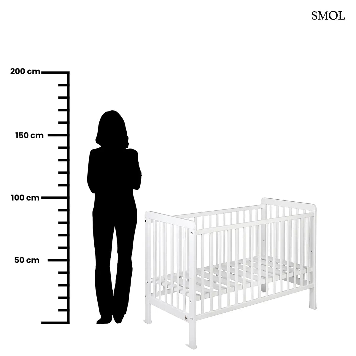 Fehér színű, bükkfából készült babaágy kivehető oldalfallal és rácsokkal, minimalista stílusban méretarányosan