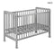 Babybett mit abnehmbarer Seitenwand und Gitterstäben, grau| YAPPYUNO