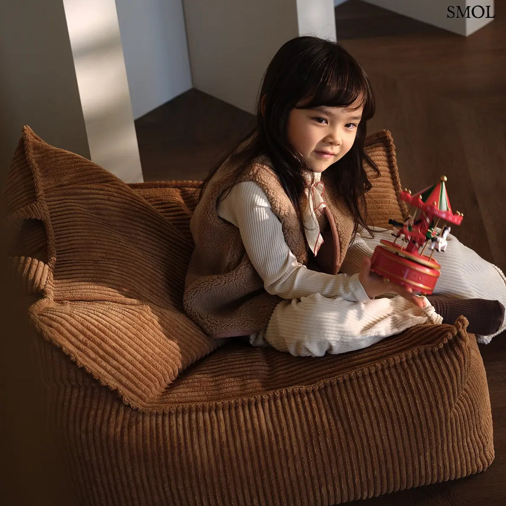 Wigiwama kordbársony Babzsákfotel Gyerekeknek toffee barna színben, stílusos és puha kuckó a gyerekszobába, kislánnyal, játékkal kezében