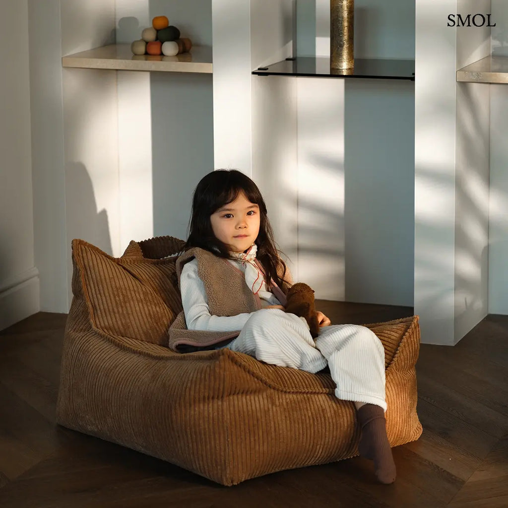 Wigiwama kordbársony Babzsákfotel Gyerekeknek toffee barna színben, stílusos és puha kuckó a gyerekszobába, benne ülő kislánnyal