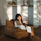 Wigiwama kordbársony Babzsákfotel Gyerekeknek toffee barna színben, stílusos és puha kuckó a gyerekszobába, benne ülő kislánnyal