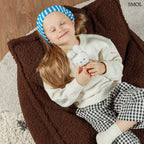 Prémium mogyoróbarna teddy anyagú babzsákfotel gyerekeknek, praktikus fogantyúval és kényelmes, stabil háttámlával, becsukott szemű kisgyerekkel