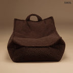 Prémium mogyoróbarna teddy anyagú babzsákfotel gyerekeknek, praktikus fogantyúval és kényelmes, stabil háttámlával, szemből