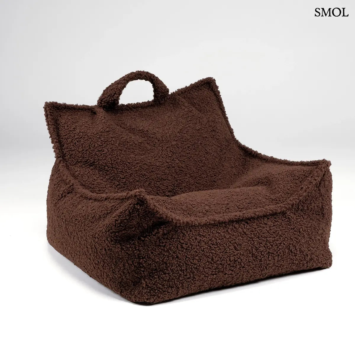 Prémium mogyoróbarna teddy anyagú babzsákfotel gyerekeknek, praktikus fogantyúval és kényelmes, stabil háttámlával, fehér háttérrel