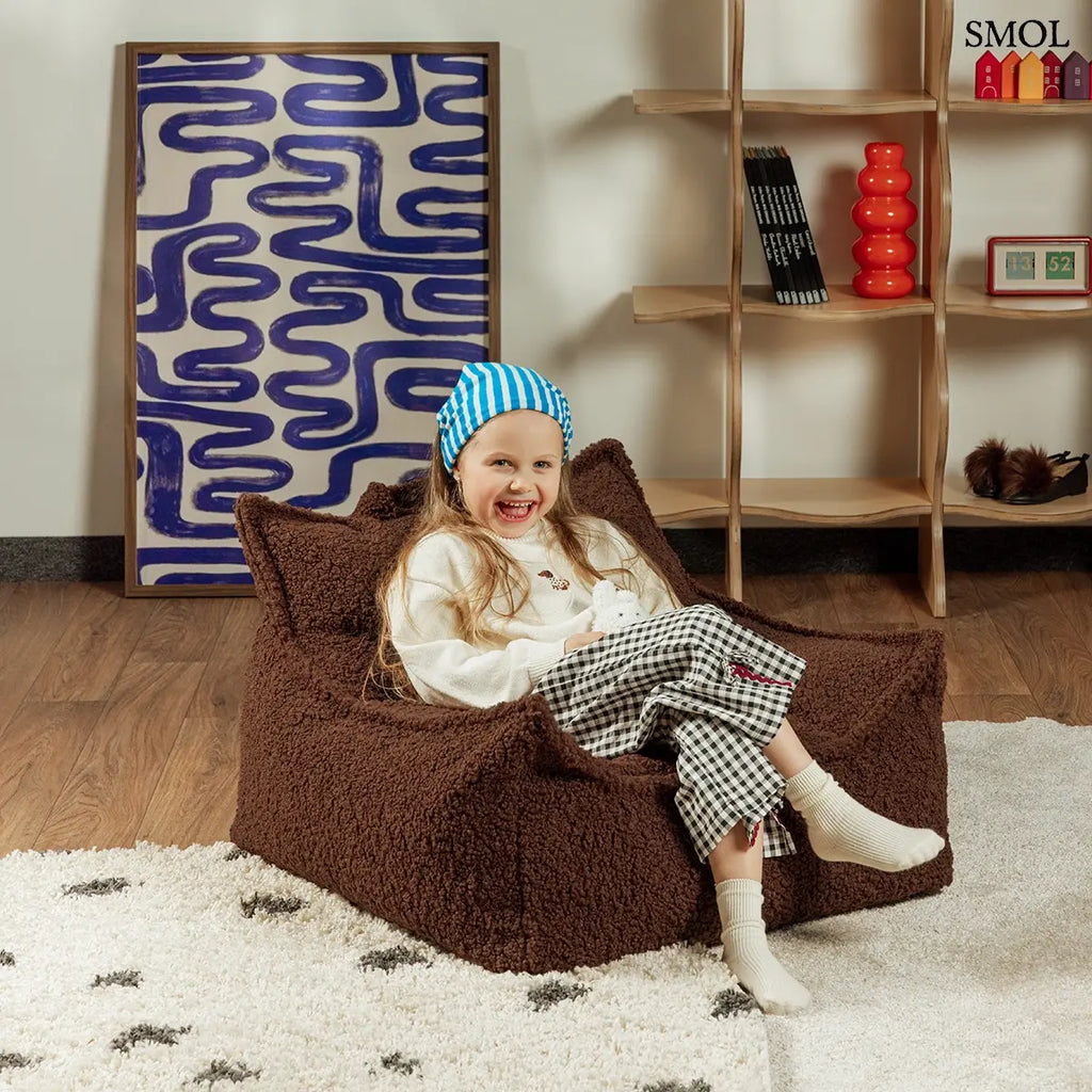 Prémium mogyoróbarna teddy anyagú babzsákfotel gyerekeknek, praktikus fogantyúval és kényelmes, stabil háttámlával, nevező kisgyerekkel