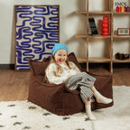 Prémium mogyoróbarna teddy anyagú babzsákfotel gyerekeknek, praktikus fogantyúval és kényelmes, stabil háttámlával, nevező kisgyerekkel