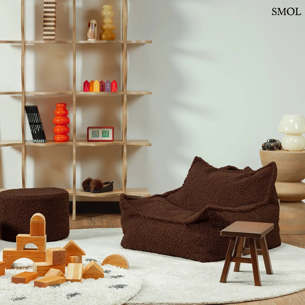 Prémium mogyoróbarna teddy anyagú babzsákfotel gyerekeknek, praktikus fogantyúval és kényelmes, stabil háttámlával, gyerekszobában építőjátékkal