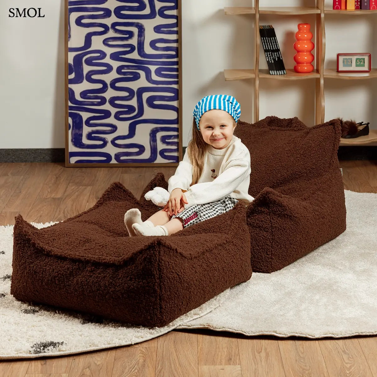 Prémium mogyoróbarna teddy anyagú babzsákfotel gyerekeknek, praktikus fogantyúval és kényelmes, stabil háttámlával, babzsákpuffal