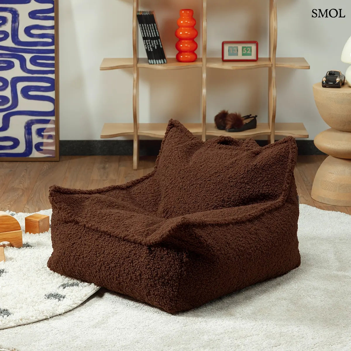 Prémium mogyoróbarna teddy anyagú babzsákfotel gyerekeknek, praktikus fogantyúval és kényelmes, stabil háttámlával, gyerekszobában