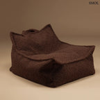 Prémium mogyoróbarna teddy anyagú babzsákfotel gyerekeknek, praktikus fogantyúval és kényelmes, stabil háttámlával, barna háttérrel