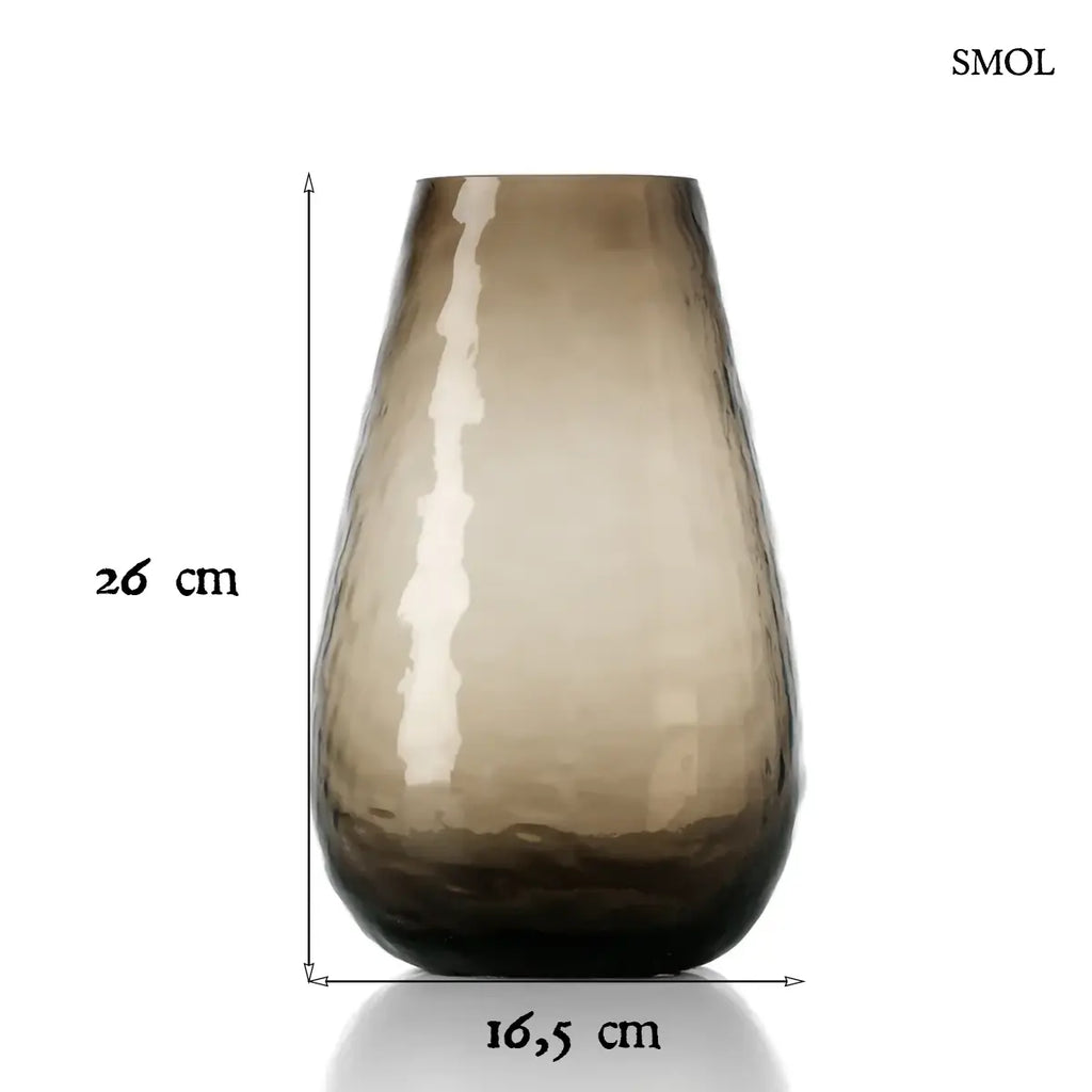 Barna üvegváza organikus, hullámos felülettel és felfelé szűkülő formával, barna színű újrahasznosított üvegből, méretekkel