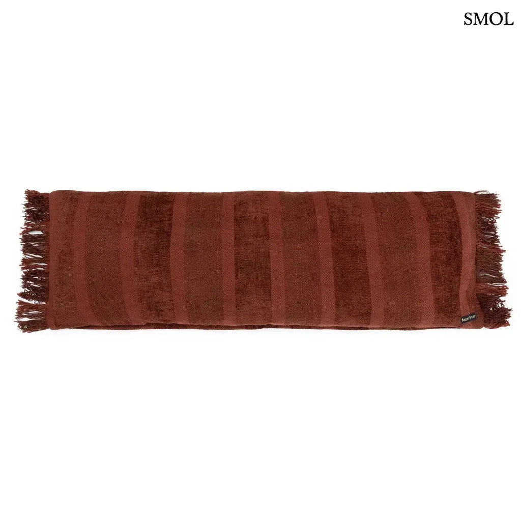 Hosszúkás bordó bársony díszpárnahuzat rojtokkal és csíkos textúrával, fehér háttérrel