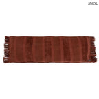 Hosszúkás bordó bársony díszpárnahuzat rojtokkal és csíkos textúrával, fehér háttérrel