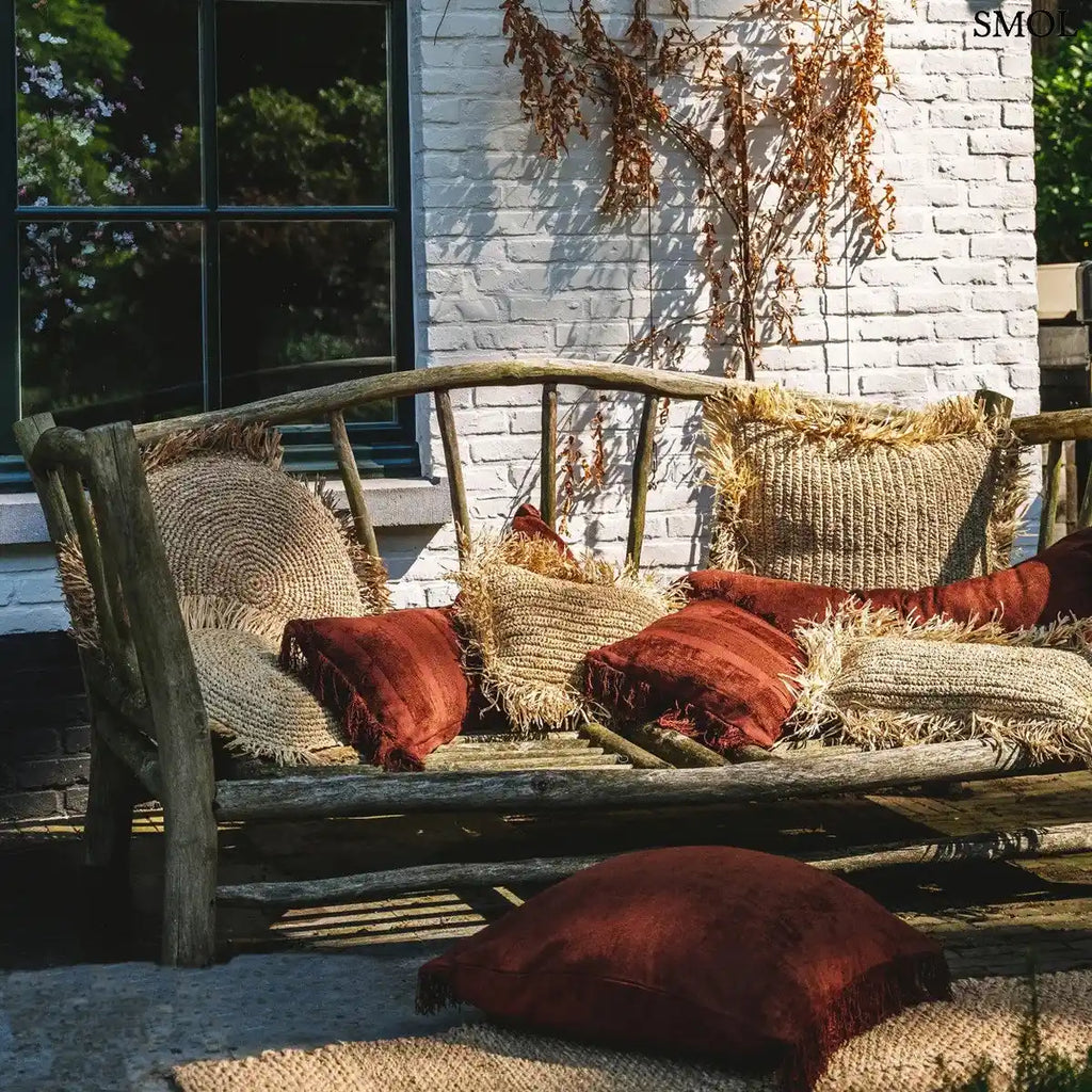 Hosszúkás bordó bársony díszpárnahuzat rojtokkal és csíkos textúrával, párnákkal, kanapén