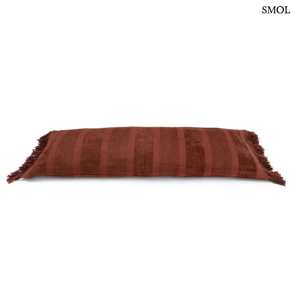 Hosszúkás bordó bársony díszpárnahuzat rojtokkal és csíkos textúrával, fektetve