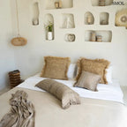 Kőszürke bársony díszpárnahuzat rojtos szegéllyel, kézzel festett, hálószobában, ágyon