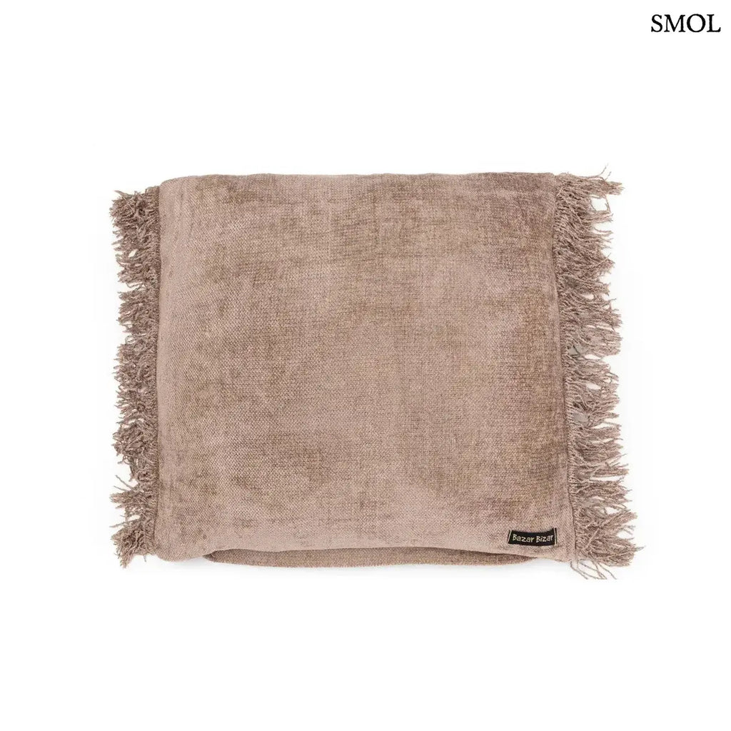 Kőszürke bársony díszpárnahuzat rojtos szegéllyel, kézzel festett, fehér háttérrel