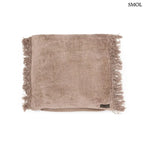 Kőszürke bársony díszpárnahuzat rojtos szegéllyel, kézzel festett, fehér háttérrel