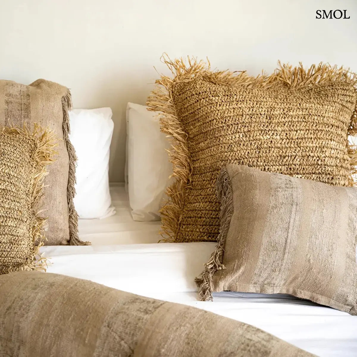 Kőszürke bársony díszpárnahuzat rojtos szegéllyel, kézzel festett, párnákkal