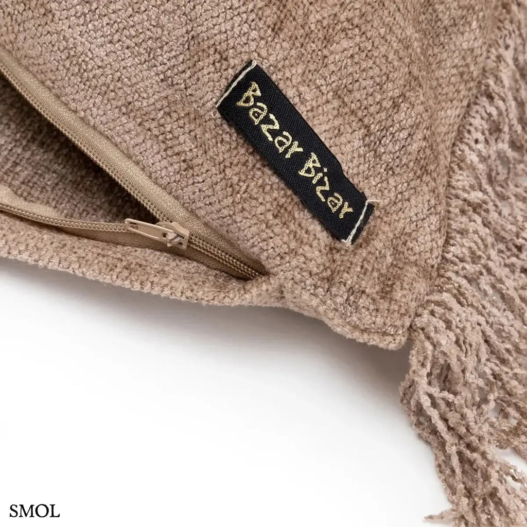 Kőszürke bársony díszpárnahuzat rojtos szegéllyel, kézzel festett, sarok nagyítva