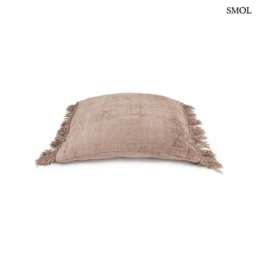 Kőszürke bársony díszpárnahuzat rojtos szegéllyel, kézzel festett, fektetve