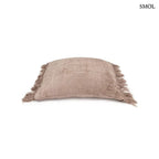 Kőszürke bársony díszpárnahuzat rojtos szegéllyel, kézzel festett, fektetve