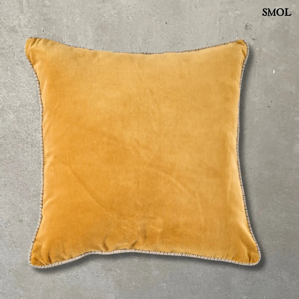 Luxus bársony díszpárnahuzat, mustársárga, 50x50 cm, selymes tapintású szövetből szürke háttérrel