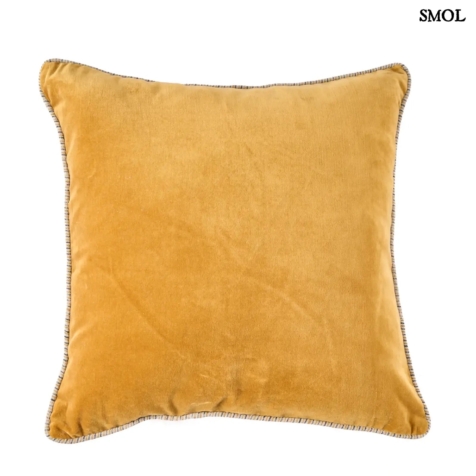 Luxus bársony díszpárnahuzat, mustársárga, 50x50 cm, selymes tapintású szövetből fehér háttérrel
