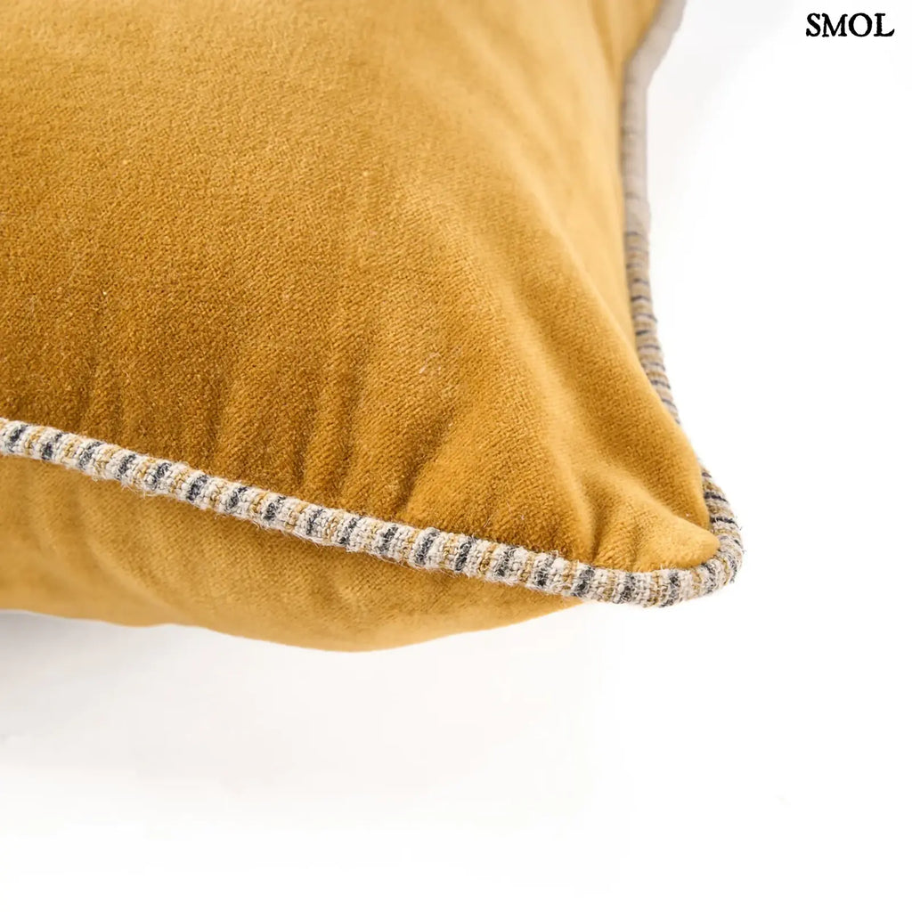 Luxus bársony díszpárnahuzat, mustársárga, 50x50 cm, selymes tapintású szövetből sarok nagyítva