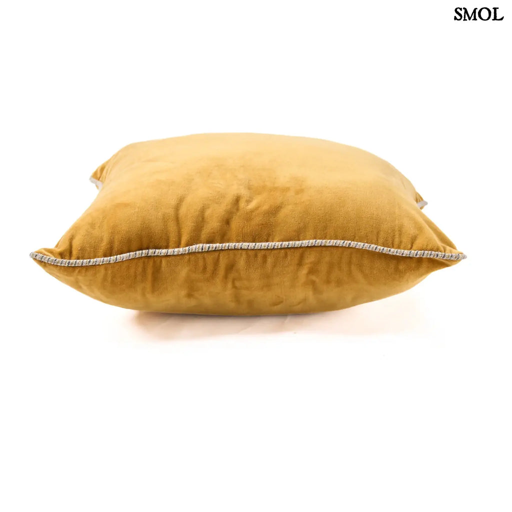 Luxus bársony díszpárnahuzat, mustársárga, 50x50 cm, selymes tapintású szövetből fektetve