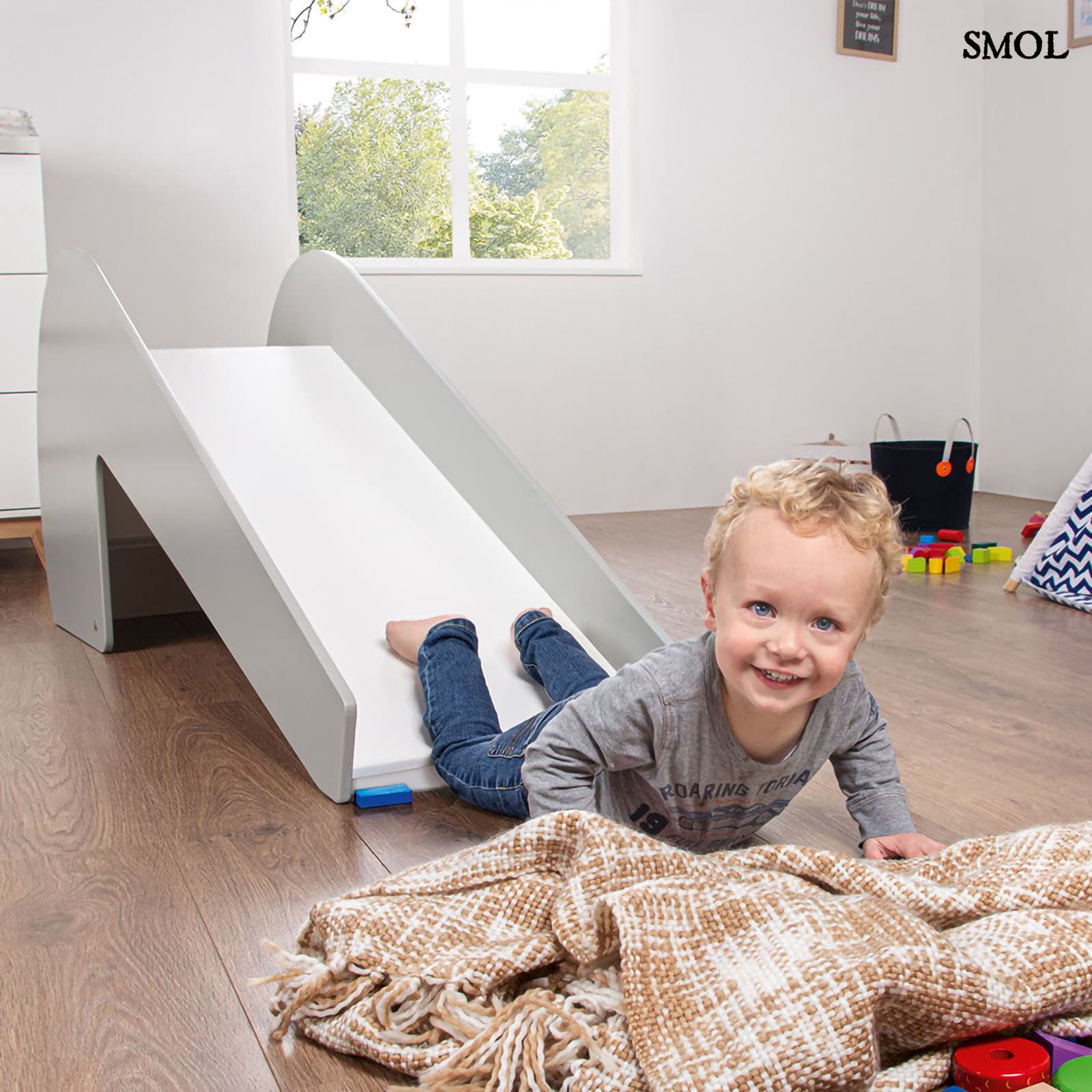 Beltéri Csúszda Gyerekeknek | LOTTA | SMOL -  csúszdázó kisfiúval