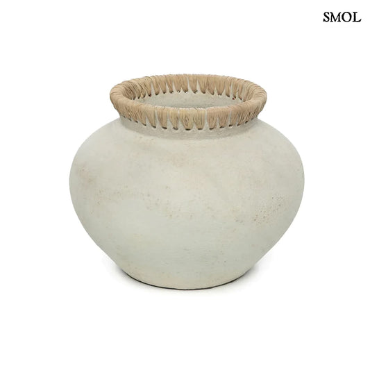 Betonhatású, terrakotta váza raffiával, ⌀29 cm - STYLY - smol.hu - fehér háttérrel