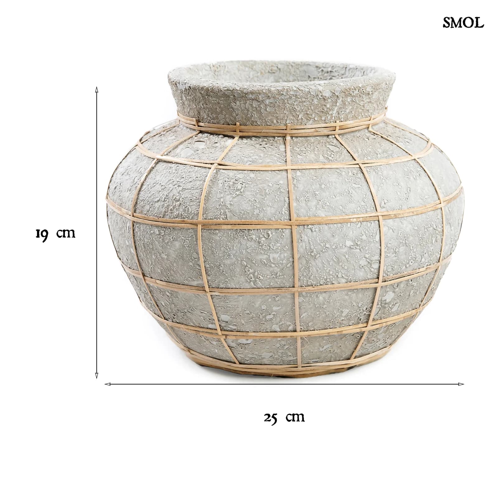 Betonhatású terrakotta váza rattan díszítéssel - S | BELLY | SMOL - méretekkel