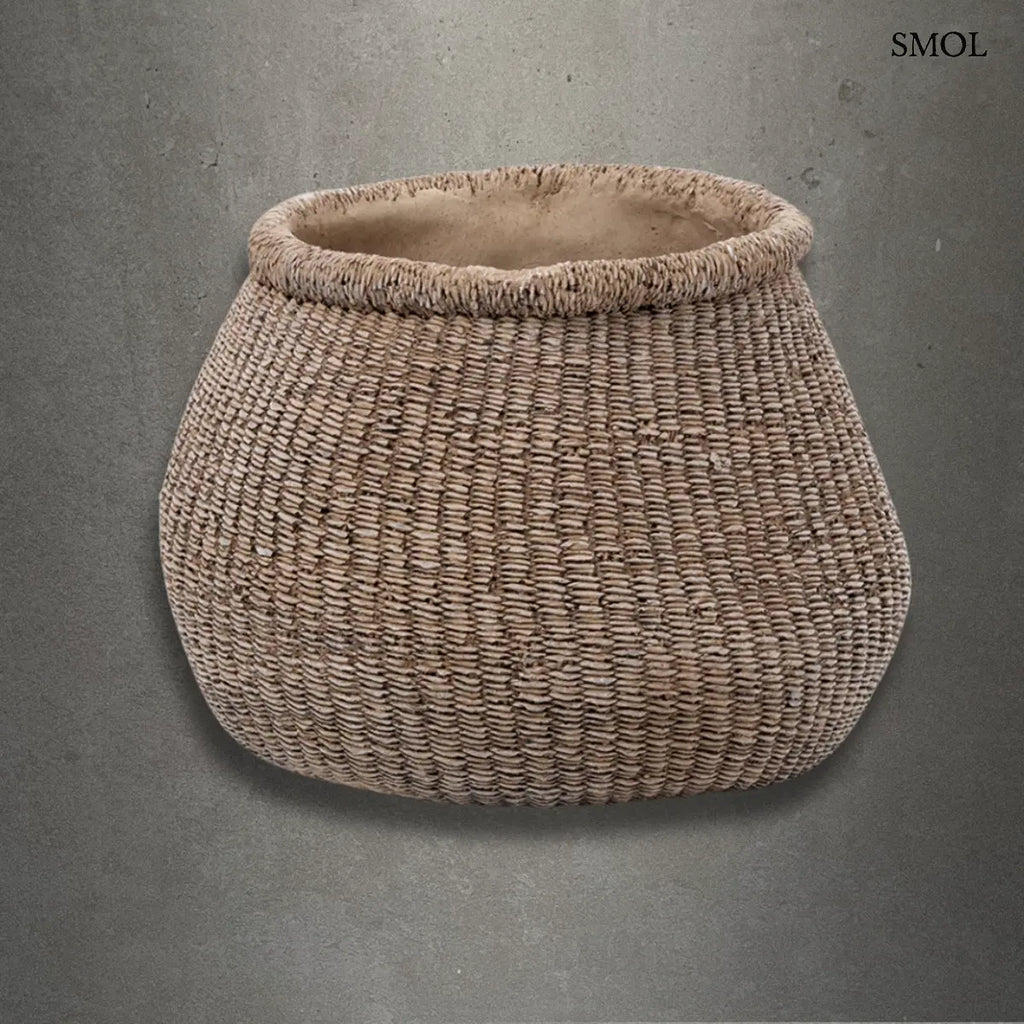Barna betonkaspó fonott mintázattal, gömbölyű forma, L méret, 25×19 cm, szürke háttérrel
