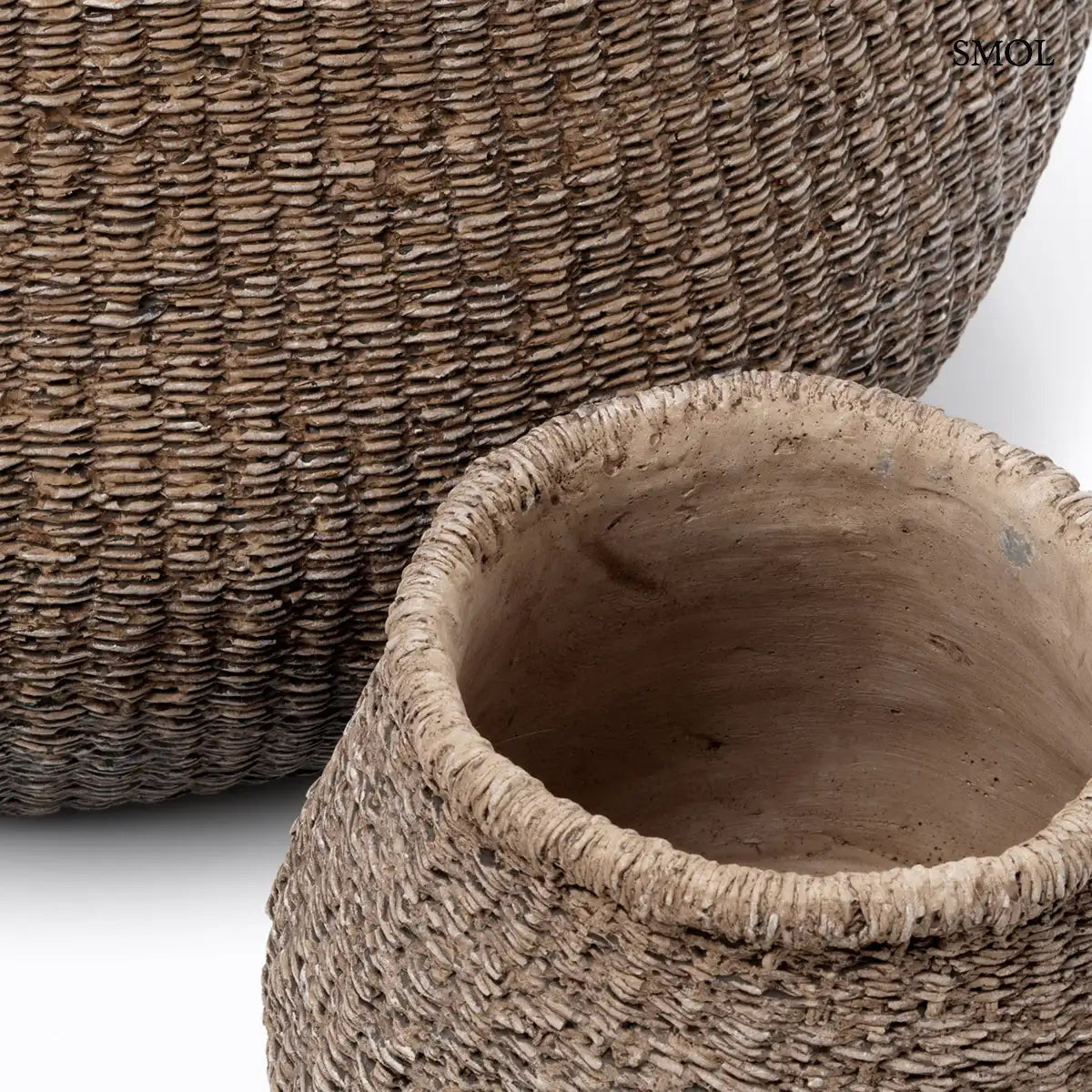 Barna betonkaspó fonott mintázattal, gömbölyű forma, L méret, 25×19 cm, nagyítva oldalról és felülről