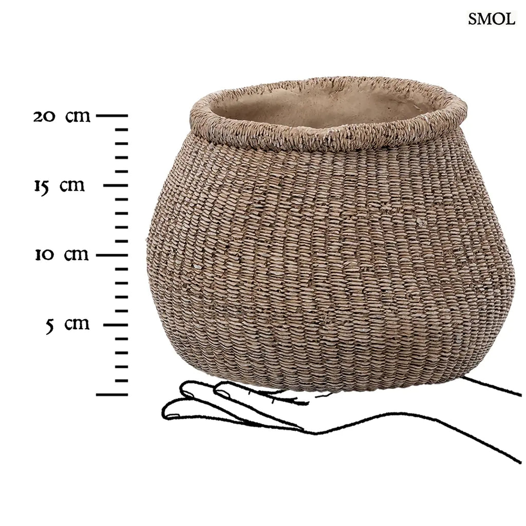 Barna betonkaspó fonott mintázattal, gömbölyű forma, L méret, 25×19 cm, méretarányosan