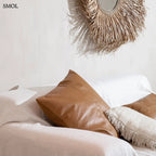 Luxus camel barna bőr díszpárnahuzat négypaneles tűzéssel és elegáns textúrával, nappalliban, kanapén