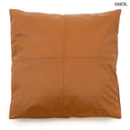 Luxus camel barna bőr díszpárnahuzat négypaneles tűzéssel és elegáns textúrával, fehér háttérrel