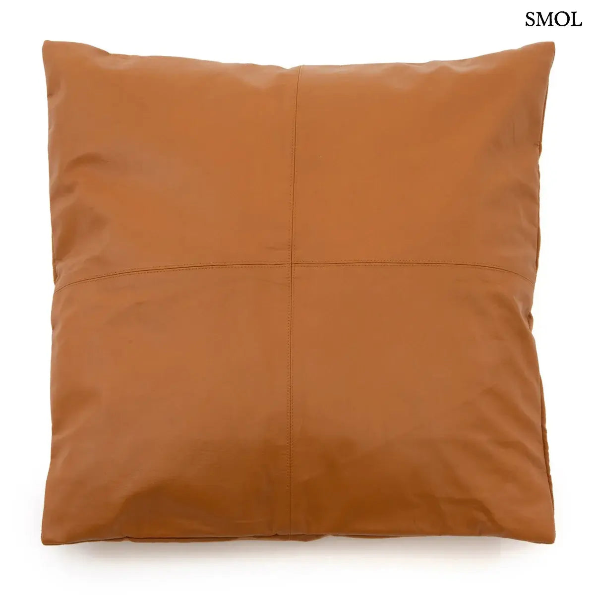 Luxus camel barna bőr díszpárnahuzat négypaneles tűzéssel és elegáns textúrával, fehér háttérrel