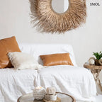 Luxus camel barna bőr díszpárnahuzat négypaneles tűzéssel és elegáns textúrával, nappaliban kiegészítőkkel