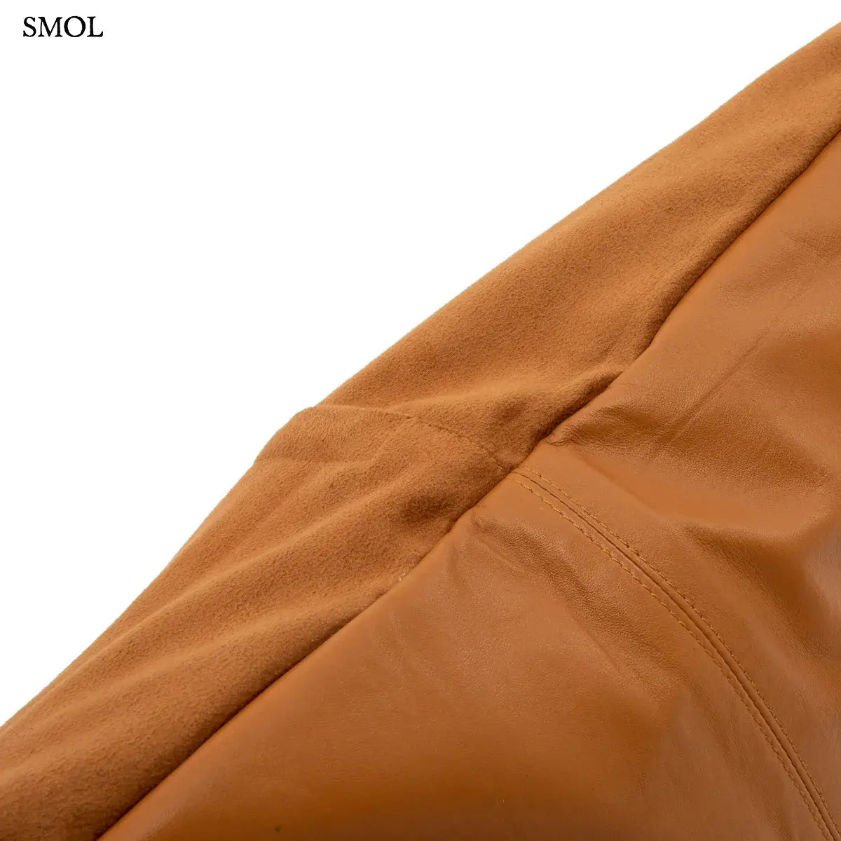 Luxus camel barna bőr díszpárnahuzat négypaneles tűzéssel és elegáns textúrával, varrás nagyítva