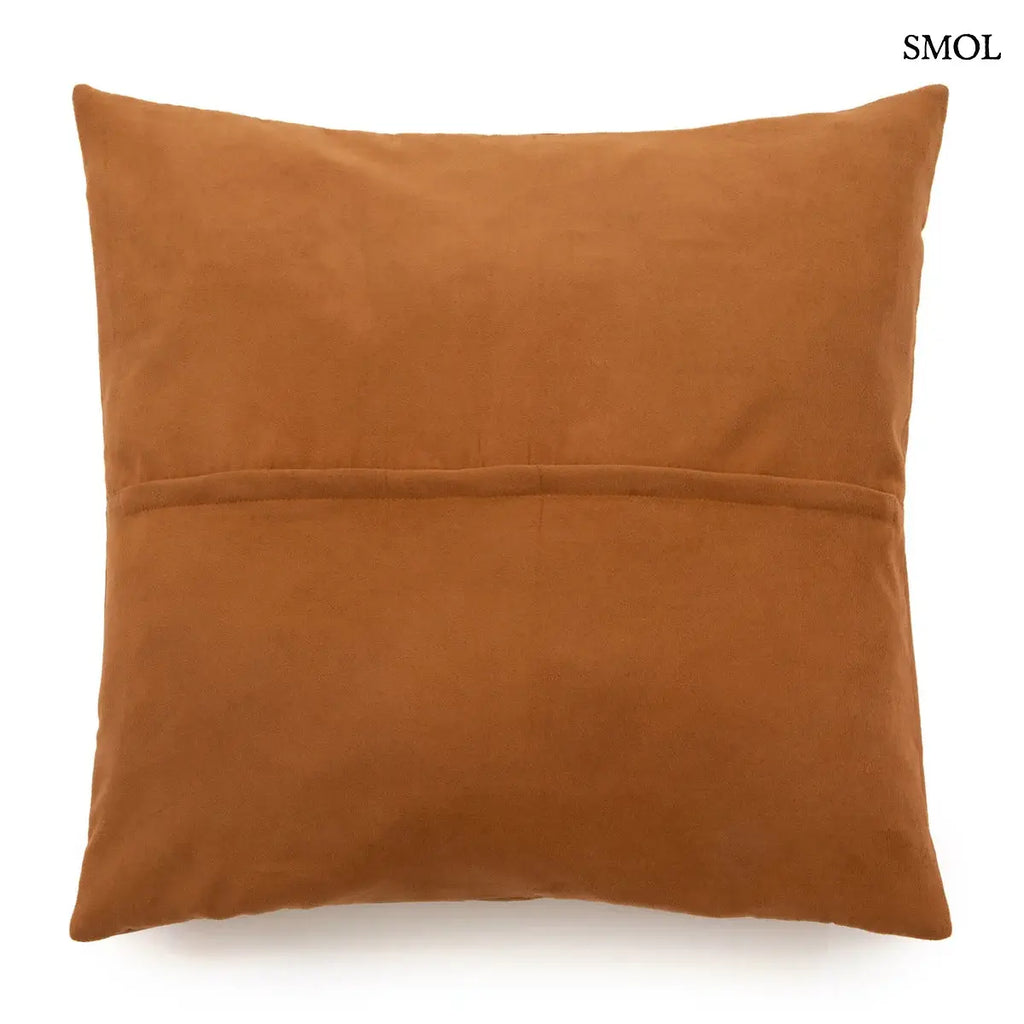 Luxus camel barna bőr díszpárnahuzat négypaneles tűzéssel és elegáns textúrával, hátulról