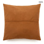 Luxus camel barna bőr díszpárnahuzat négypaneles tűzéssel és elegáns textúrával, hátulról